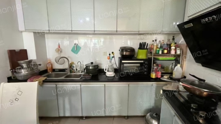 东方家园大三居，有装修，房本满五，-厨房