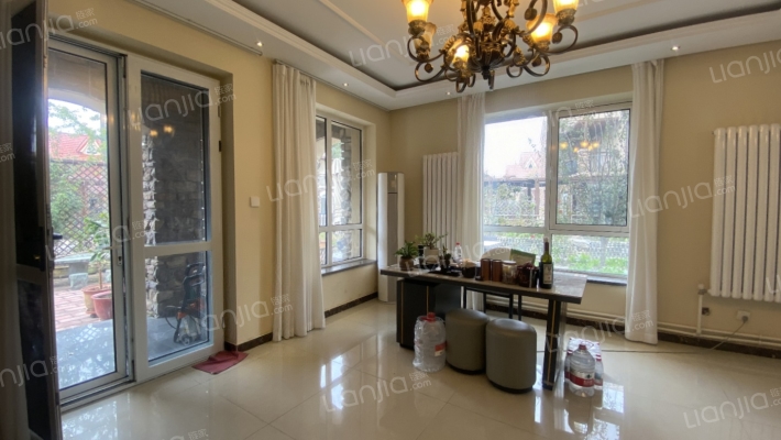 新上 京都高尔夫独栋别墅 客厅大挑空 临水系 带大花园-餐厅