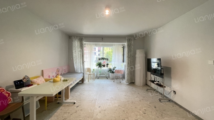 学府澜湾 一梯两户总高9层洋房，集中供暖社区 带车位-客厅