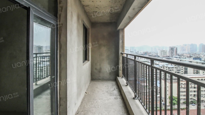 聚信国际三室，采光充足 户型方正，居住方便舒适-阳台