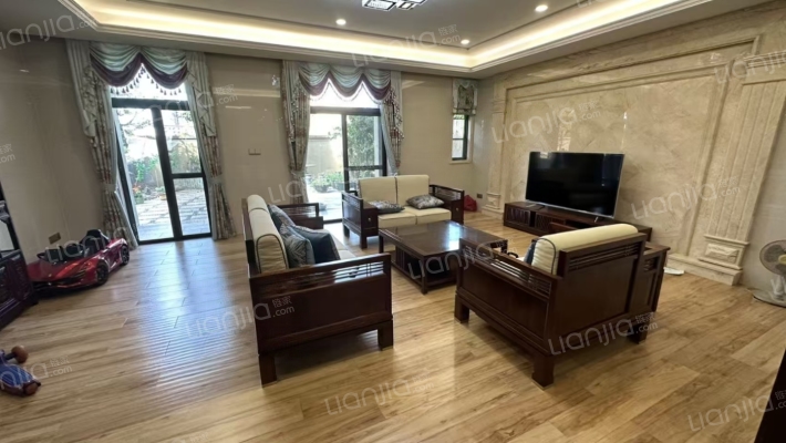 江畔豪庭二手房实景图