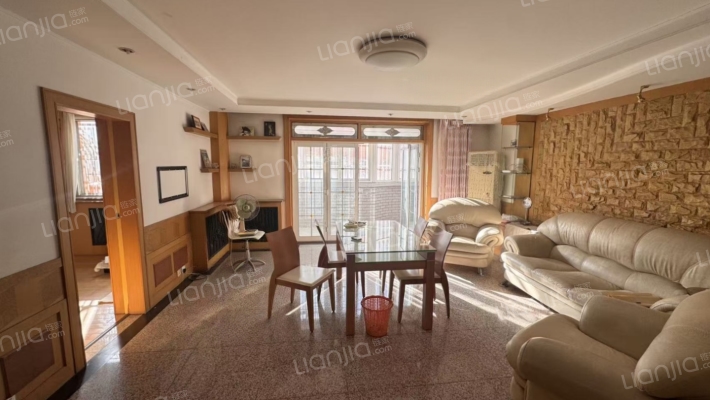 楼间距大，公摊小，集体供暖，居住舒适-客厅