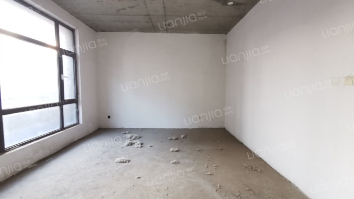 房子是A栋上叠，随时看房，小区环境优美。-卧室C