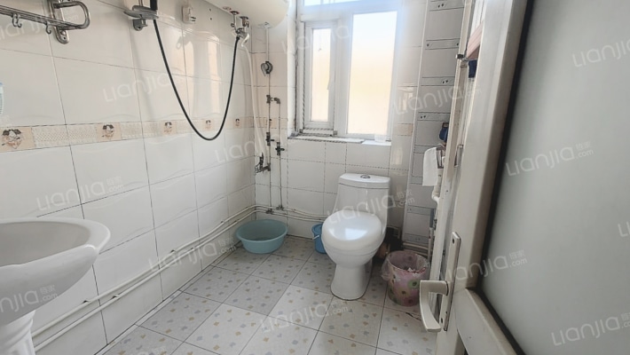 政法街南段位置好，公摊小，南北通透生活便利-卫生间