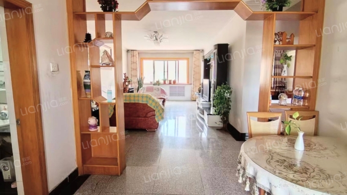 满五低税费，低公摊，采光好，视野无遮挡。-客厅