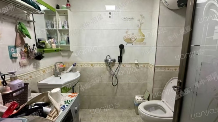 房  子是 正 规 两  居室，采 光 视 线 好-卫生间