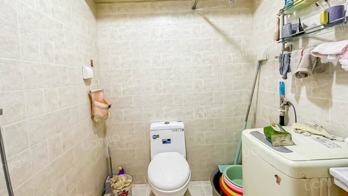 喀什路电梯精装修单身公寓  可直接拎包入住 产证齐全-卫生间