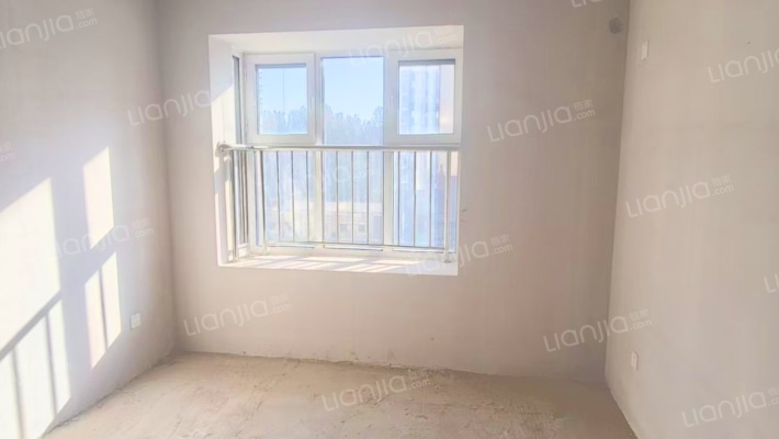 急售三利东区大三居，毛坯，价格美丽-卧室A