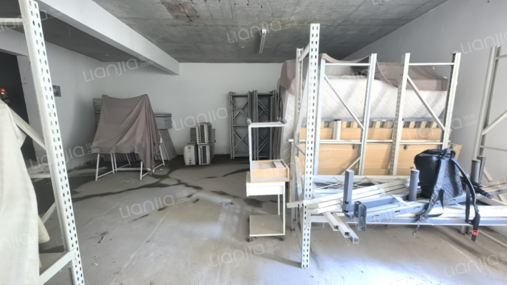 此房产证满二，大花园，带车库，诚意出售。-客厅C