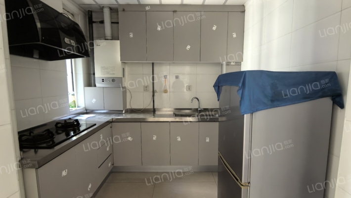 此房本满五年，税费低。精装修，南北通透的户型通风好-厨房