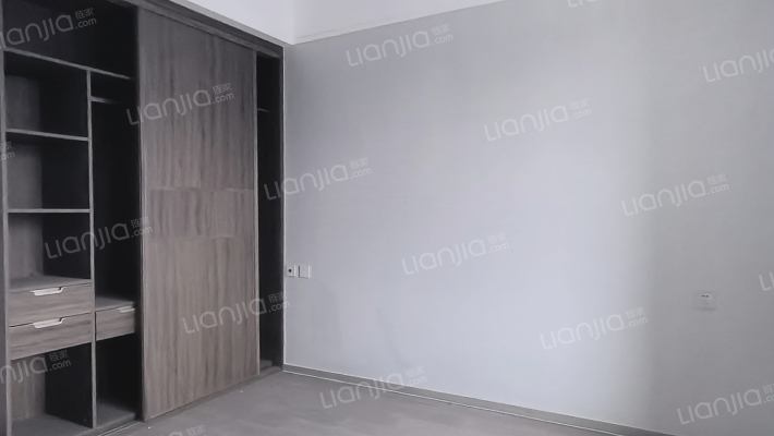 高新区 大楼间距 集中供暖 精装修三居双卫出售-卧室C