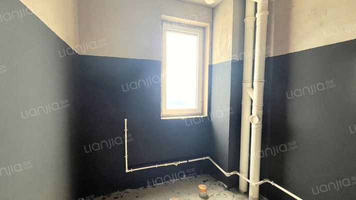 高铁板块，南北通透大三居，人车分流-卫生间