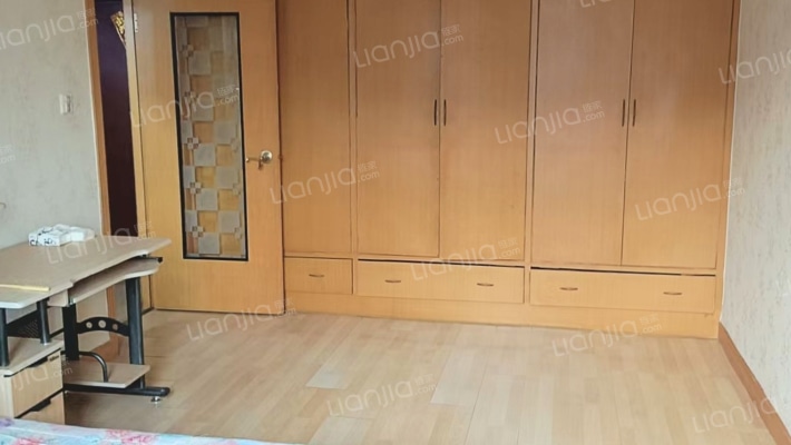 七十年大产权   全阳两居  中间楼层-卧室B