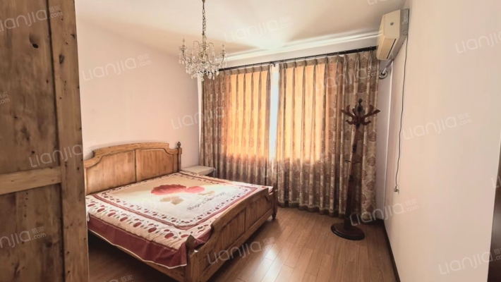 此房有本满五年，房本交易，南北通透格局，社区安静-卧室B