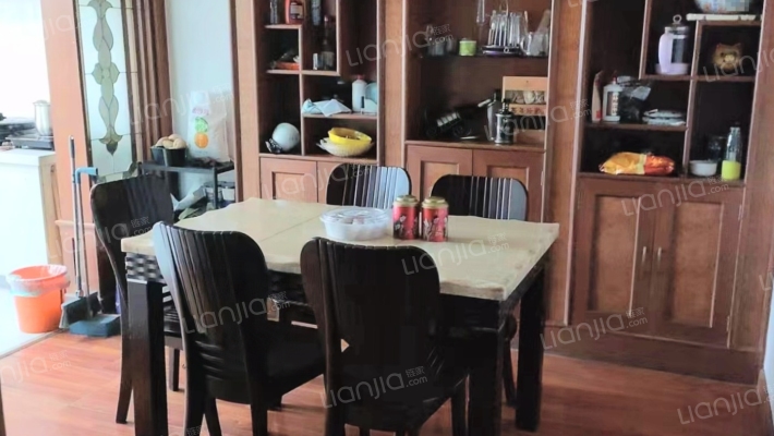 范阳中路，南北通透大三居，板楼好楼层，采光好-餐厅