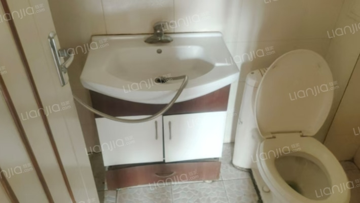 小区大门口南行20米是范阳路 南北通透户型 证满五唯一-卫生间B