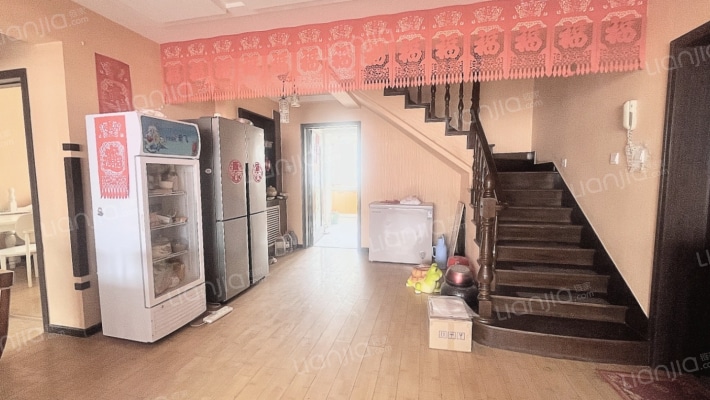 小区出行方便，周有菜市场，医院 ，校园  公园 车站-餐厅