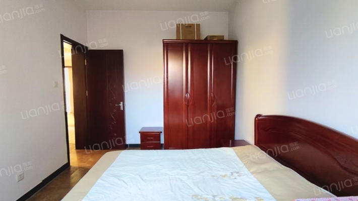 房主出国诚意出售闲置别墅，院子大，带装修拎包入住-卧室B