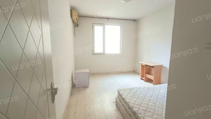 房子是南北通透大两居室，全明户型，采光视线好。-卧室B