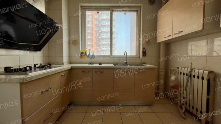 德新公园旁，精装修三居室，适合一家三代人居住。-厨房