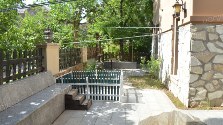 业主急售 爱丁堡 院子120平 南入户 上下三层 房本满2-露台