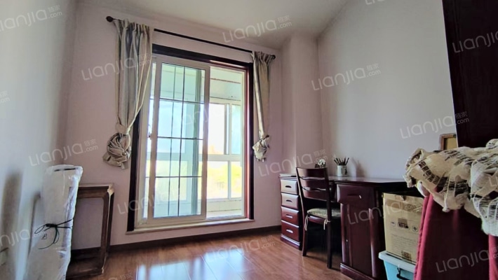 房主出国诚意出售闲置别墅，院子大，带装修拎包入住-卧室C