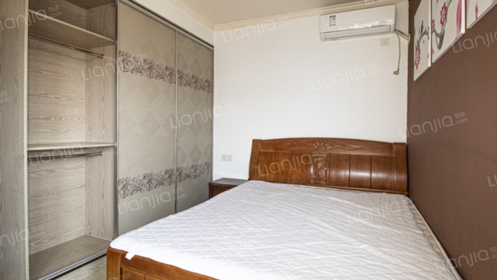 金海世纪城精装两室户型方正出行便利，视野采光佳-卧室A