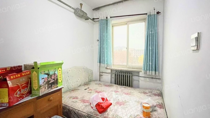 物探小区  集中供暖  交通方便-卧室A