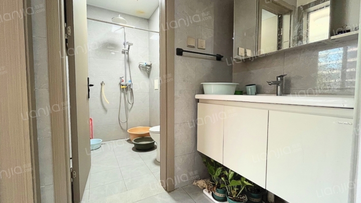 一梯两户，高铁板块，南北通透两居室，厅卧朝南-卫生间