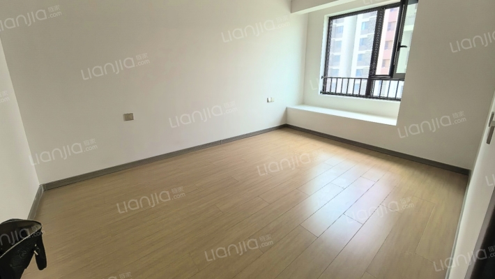 南北通透两居室，离物业方便，离东门近-卧室A