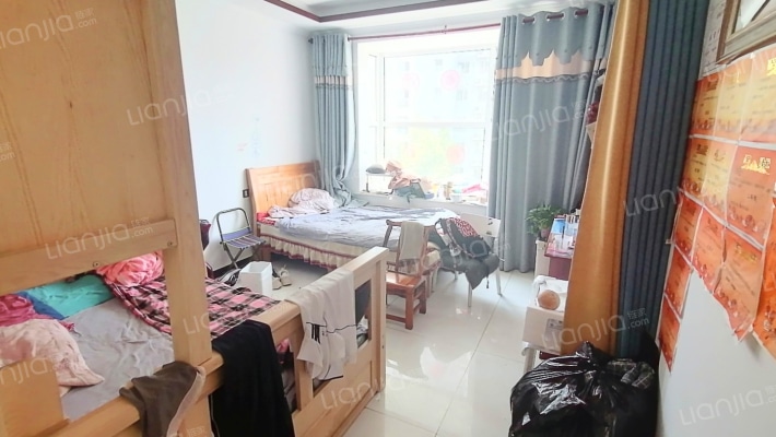 中间楼层，小区适合各个年龄段。环境好，生活便利。-卧室A