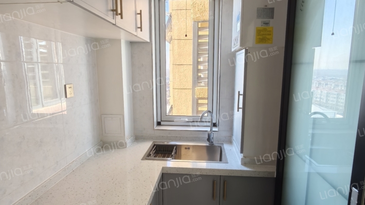 急售三利B区自住精装两居，价格美丽可小议-厨房