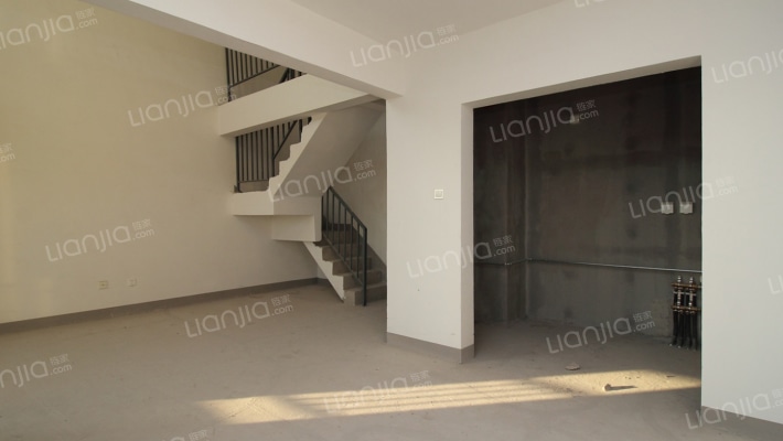 高铁新干线，高层顶层复式，少见的户型，看房方便。-客厅