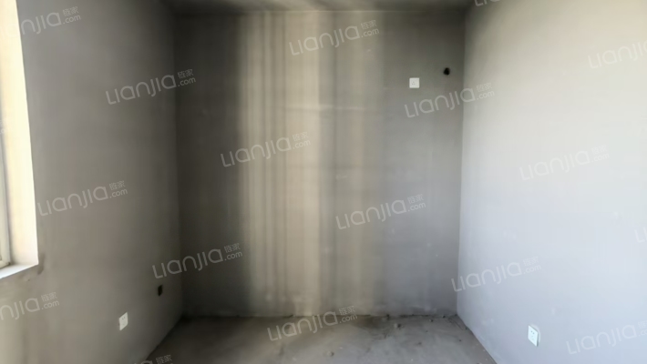 北京近的高档小区，门口838车站，进出京方便。三居室-卧室C