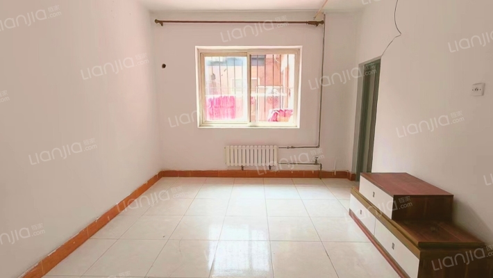 一层带小院 南向正规一居 公摊小，集中供暖。-客厅