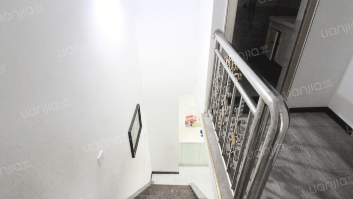 西区福广金城公寓房东诚心出售，出行方便地段繁华-楼梯间