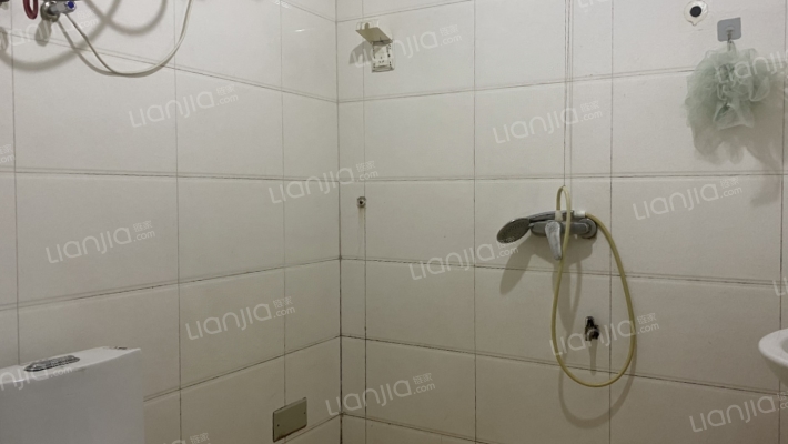 开发区 双语 南北2居低楼层 满二 带装修 拎包入住-卫生间