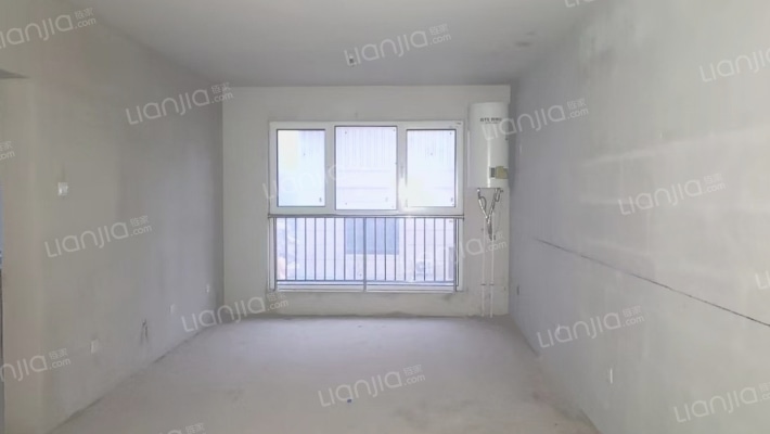 三利中和城大两居采光好位置好，毛坯房门口838车站。-客厅