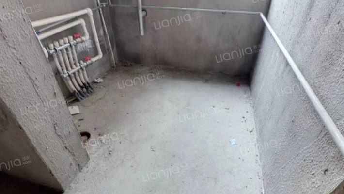 此房毛坯房，通透两居室，一梯两户，小区环境优美-厨房