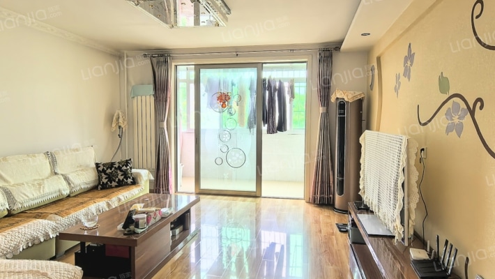 物探局家属院 小区环境好 集中供暖 停车方便-客厅
