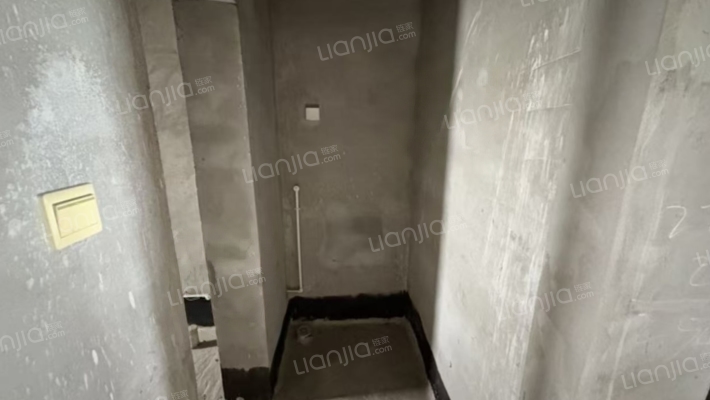 冠云主路 出行方便 南北通透中间楼层三居-玄关