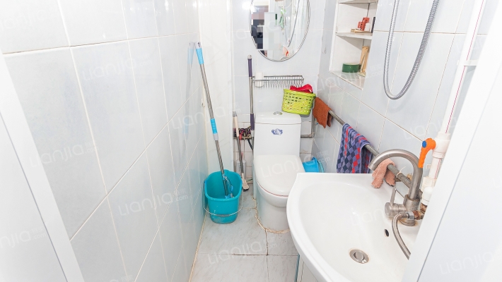 房子干净整洁  无捆绑  过户小税  看房方便-卫生间