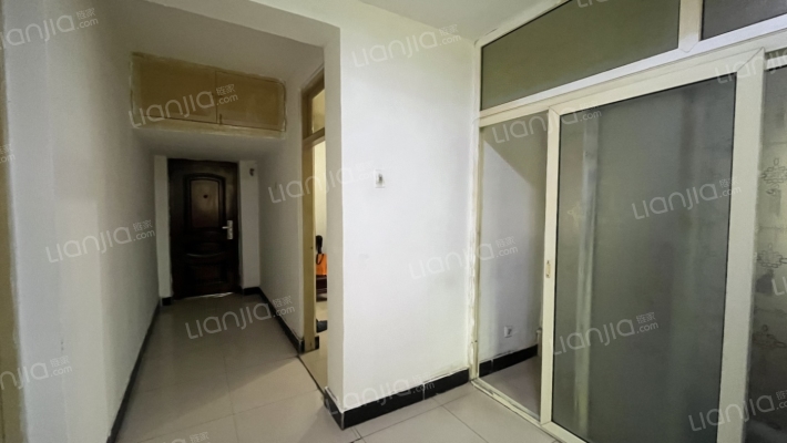 单位房，满五唯一，70年大产权，集中供暖，2层-门厅