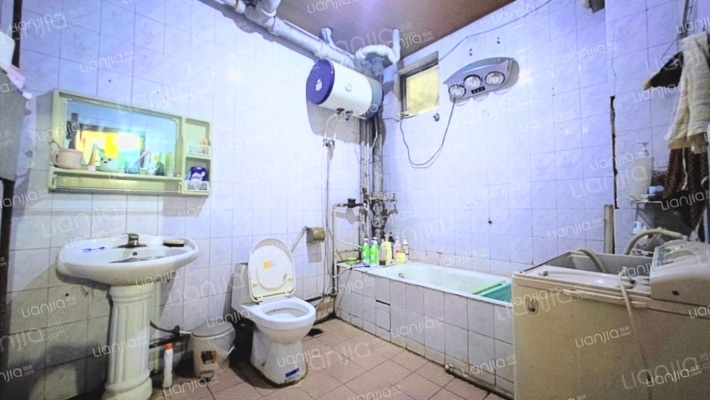 粮食局东关小区 3室1厅 东 西-卫生间