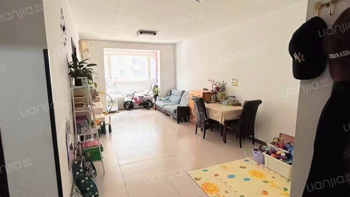 范阳路香港豪庭精装两居本满五唯一-客厅