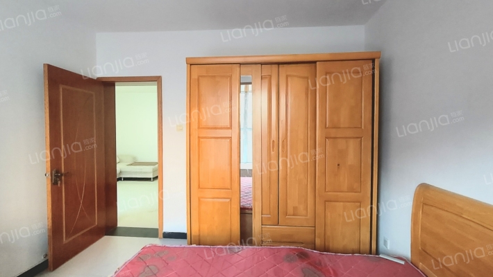 水岸花城，南北通透，户型方正，集中供暖。-卧室D