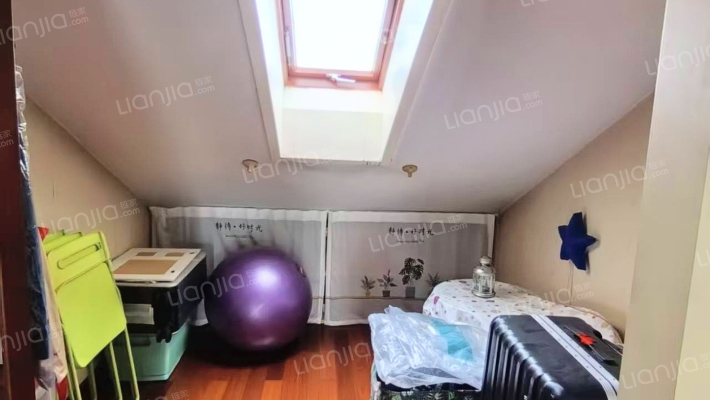 物探的跃层，顶层带露台，户型好，采光视野好。-卧室C