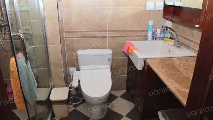 业主急售 爱丁堡 院子120平 南入户 上下三层 房本满2-卫生间A