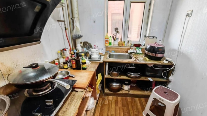 世界公元低价三居，简单装修，看房方便-厨房