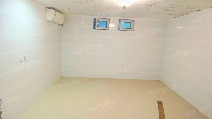 急售临湖大独栋别墅，精装修，价格美丽，风景独好-卧室E